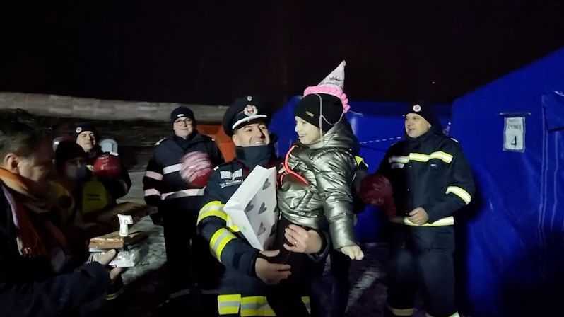 Dobrovolníci uspořádali ukrajinské dívce v uprchlickém táboře narozeninovou oslavu